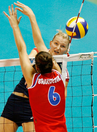 图文-女排世界杯波兰3-2塞尔维亚 球击中标志杆