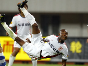 长春外援惨遭对手开天眼 如此犯规竟仅吃黄牌