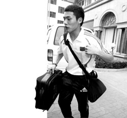 个性门将王大雷再度归队 要与曾诚竞争主力门