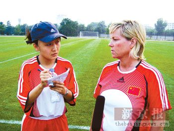 女足为多曼配瑞典语翻译 外交部美女首训显腼