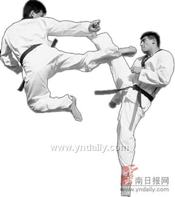 跆拳道中的540`后旋踢在踢时候要怎么样保持空中姿势呢?