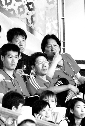 伊朗反超时刻国足情态各异:南勇点烟 老朱不停