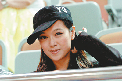 港姐垂青阿联来劲 李珊珊情不自禁地为阿联喝