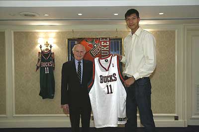 强大游说阵容搞定阿联 易建联签约让雄鹿兴奋