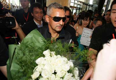 马尾辫虽剪酷容不改12年后再见忧郁王子已生华发
