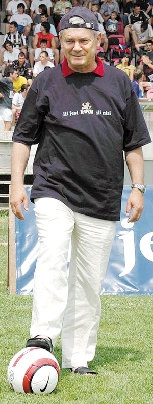 为帅印福拉多桑尼开暗战 德国铁人入主实为水