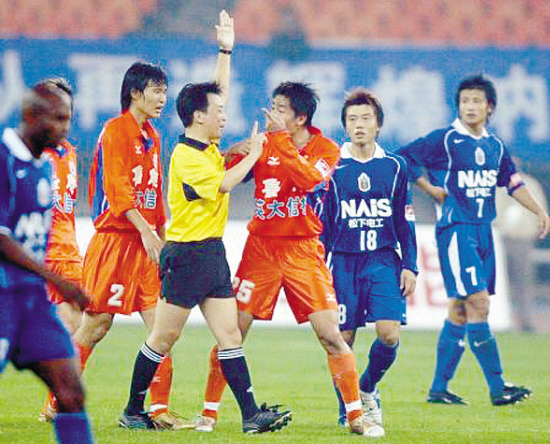 靠外籍裁判解决不了问题 中国足球裁判需找自