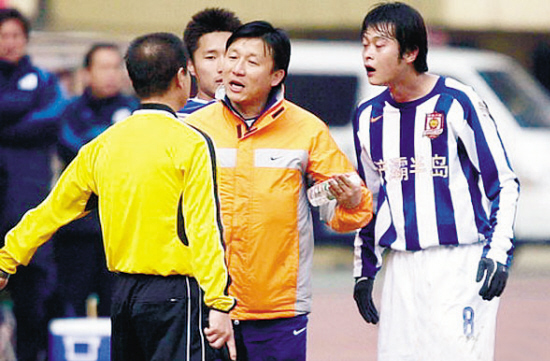 靠外籍裁判解决不了问题 中国足球裁判需找自