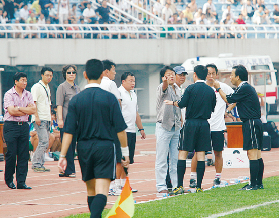 靠外籍裁判解决不了问题 中国足球裁判需找自