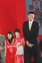 姚明球衣伊能静穿成连衣裙 佟掌柜用陕西话叫