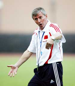 国足集训福拉多喊到嗓子发炎 李金羽狂进球宣