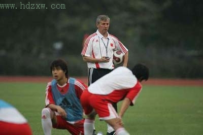 福拉多不满国足基本功 讲究细节追求全攻全守