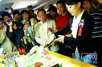 丁俊晖第二家俱乐部开业 九球天后潘晓婷到场