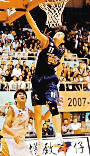 宏远队员休息室搬桌椅做热身 李春江张劲松开