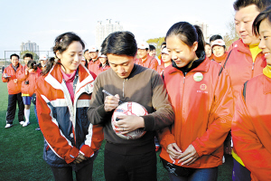 世纪新人踢响奥运足球友谊赛_其他栏目_NIKE