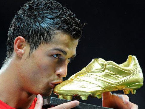 C罗落叶球闪袭对手 标志性弧线破僵局|欧洲区