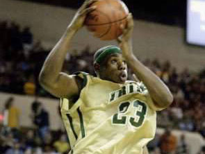 小皇帝出任扣篮赛评委 詹姆斯如此吃惊为哪般