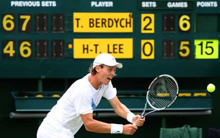 图文-巨人杀手伯蒂奇晋级16强 比分遥遥领先_