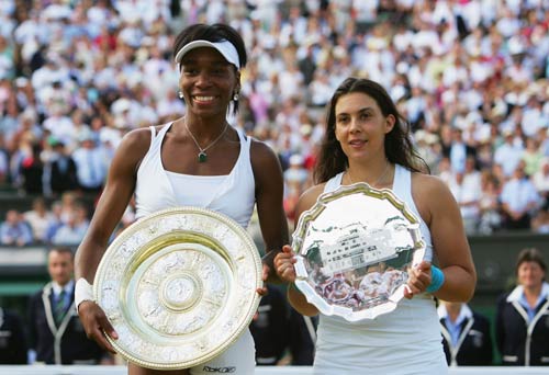 图文-大威四捧温网女单冠军奖杯 冠亚军笑容清