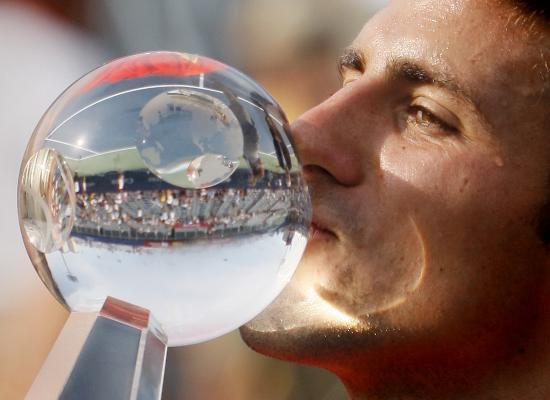 图文-德约科维奇掀翻费德勒夺冠 水晶映出璀璨