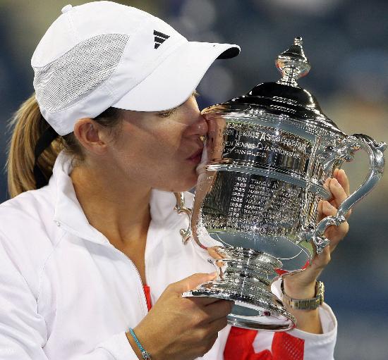 图文-美国网球公开赛女单决赛 海宁亲吻冠军奖