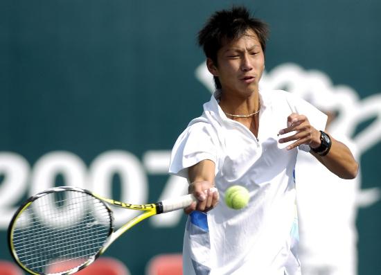 图文-六城会柏衍夺网球男单冠军 正手横扫对手