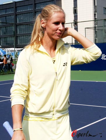 图文-德门蒂耶娃出席奔驰车活动 清秀的神仙姐