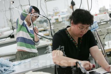 残疾人职业培训楼电梯用脚打开 聋哑人配备手