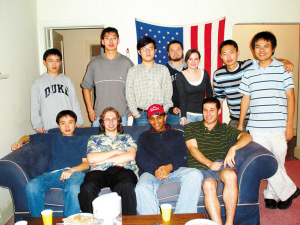 刘若鹏（右一）与实验室的成员合影。 照片由刘若鹏提供