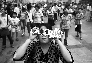 王府井大街上的一名路人用“观测镜”观看日食。本报记者 韩萌 摄