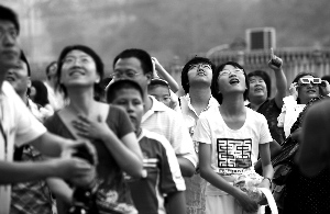 9时31分，北京天文馆，太阳首次现身令大家很激动。本报记者 浦峰 摄