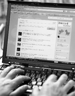 逢坂城二议员借Twitter抢人气。