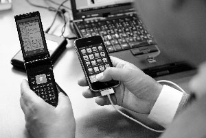 借手机、电脑回复Twitter信息已成为许多日本政客的习惯。