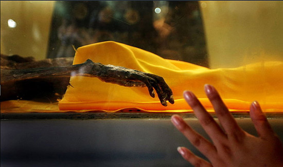 干尸身份为康熙年间的宪大夫（四品文官）黄拙吾。