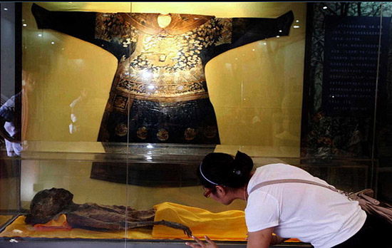 干尸外套清代一品官员的朝服，里面还穿了一套青色龙袍。