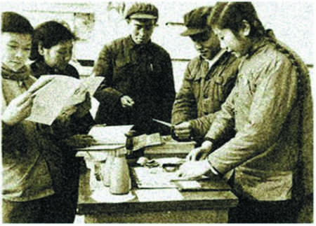 1950年左右人们凭票领取牛奶的情景