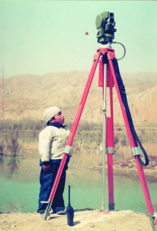 黄河青海段测量一幕（图片由天津水运工程勘察设计院谌业良提供）