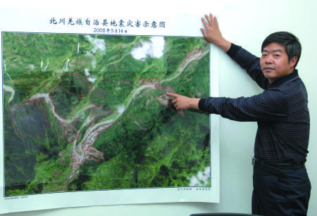 中国测绘科学研究院院长张继贤展示“5·12”地震灾害示意图