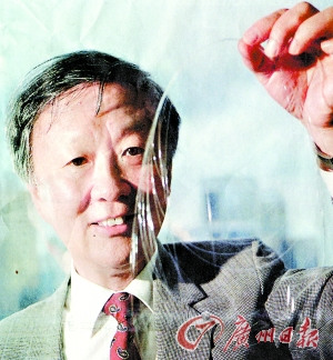 　一条条细如发丝的光纤，令电子信息可越洋传越千里，建立起互联网世界。76岁的“光纤之父”高锟，凭借40年前的发明，夺得诺贝尔奖。 资料图片