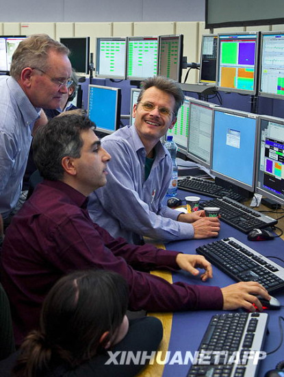 　　11月20日，在瑞士日内瓦附近的大型强子对撞机控制中心，欧洲核子研究中心的科学家在忙碌。新华社/法新