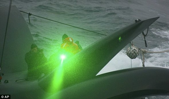 ：“阿迪-吉尔”号船员从甲板发射绿色激光，试图让“昭南丸2号”船员什么也看不见