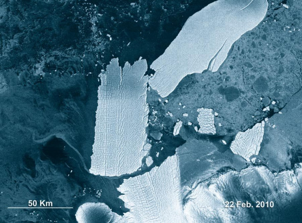 2010年2月22日，断裂的冰山逐渐漂离 