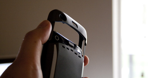 图为：Case-mate的苹果iPhone无线充电器“Hug”