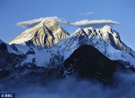 珠穆朗玛峰海拔高达29035英尺（8850米），很多人在登峰过程中丧失生命。