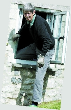 爱鸟的塔克如今偷偷地从窗户出入，躲避孔雀的疯狂纠缠。