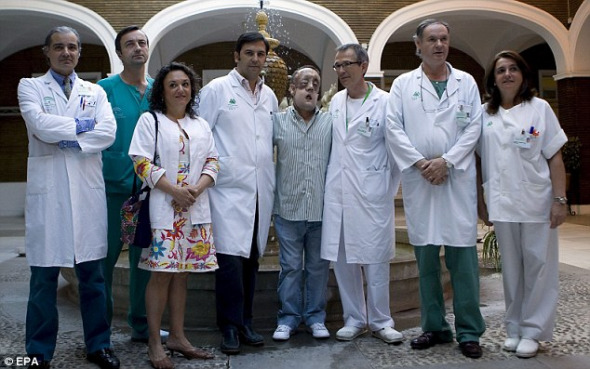 拉法尔与赋予他新生的医疗小组合影留念