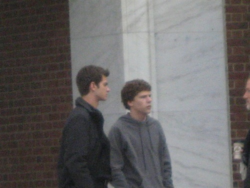 剧照：“马克·扎克伯格”与“肖恩·帕克”。（资料图）