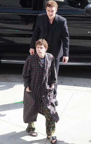 剧照：“马克·扎克伯格”与“肖恩·帕克”。（资料图）