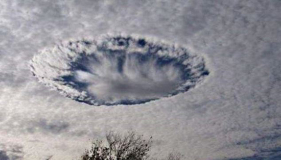 观测飞机拍摄的视频显示，一组高积云上的圆洞下方产生了2英寸的降雪。