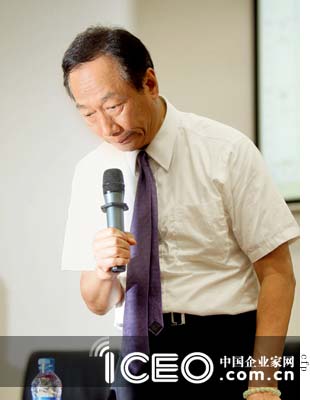 习惯了霸气、独断的郭台铭，如今不得不暂改往日张扬，但他出招依然凌厉